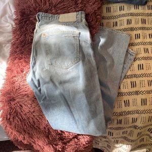 Light wash boyfriend jeans!
